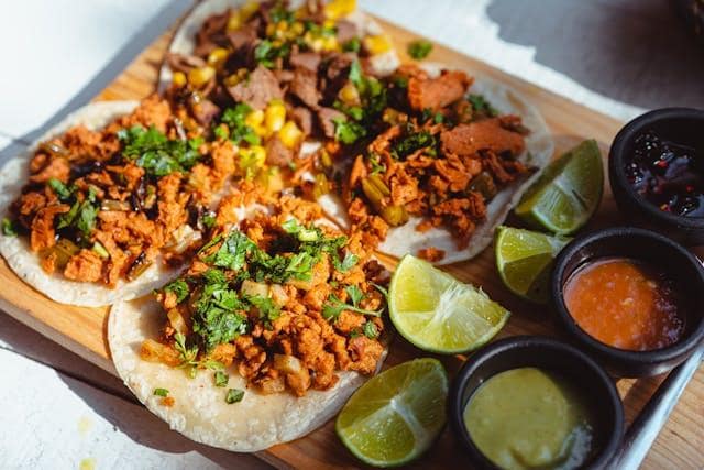 Bandeja de tacos con carne y salsas picantes