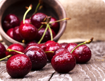 Cerezas rojas en un cuenco
