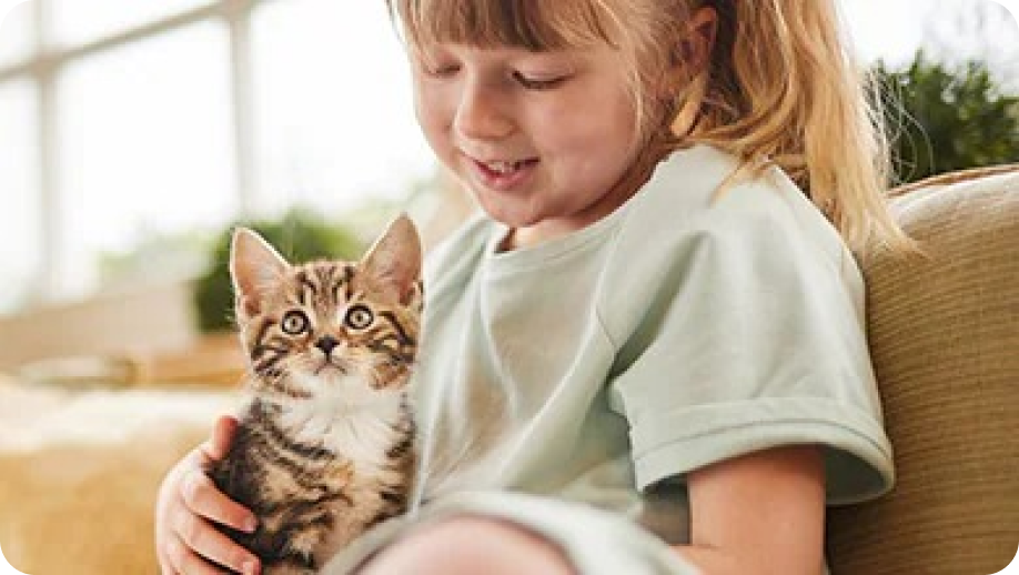 Chica con gato feliz